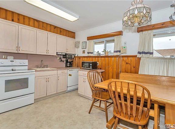4th image of 35 Ramble Ln