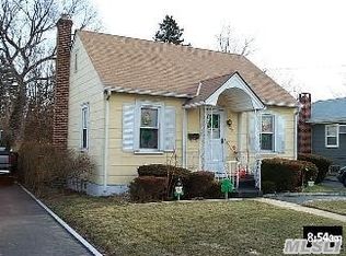 43 Charles St, Hicksville, NY 11801