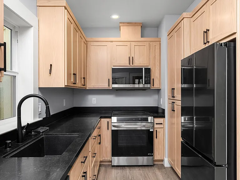 725 Orient St — Photo 8