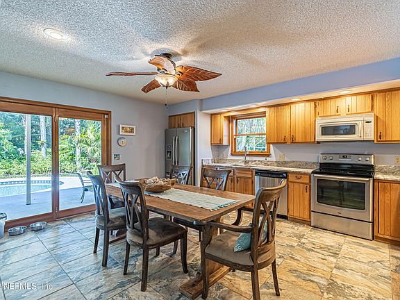 5th image of 228 SABLE PALM Court