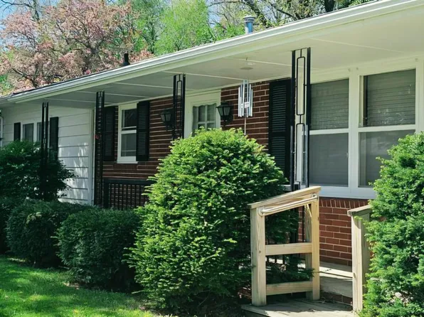 103 Hillside Dr, Charles City, IA 50616