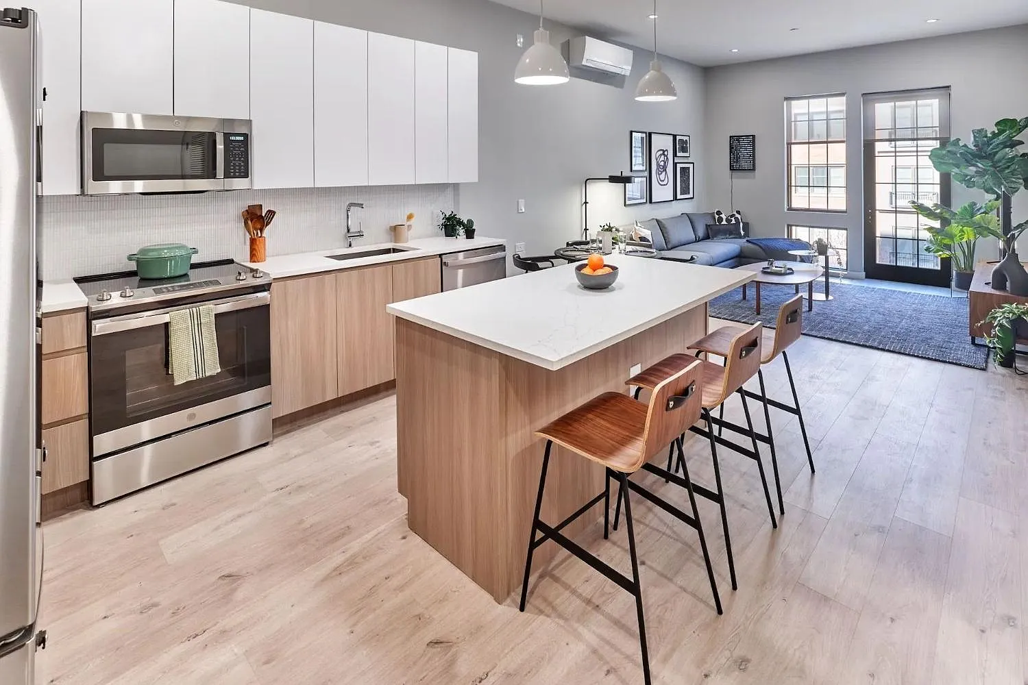 1 bed, 704 sqft, $2,878 — Photo 2