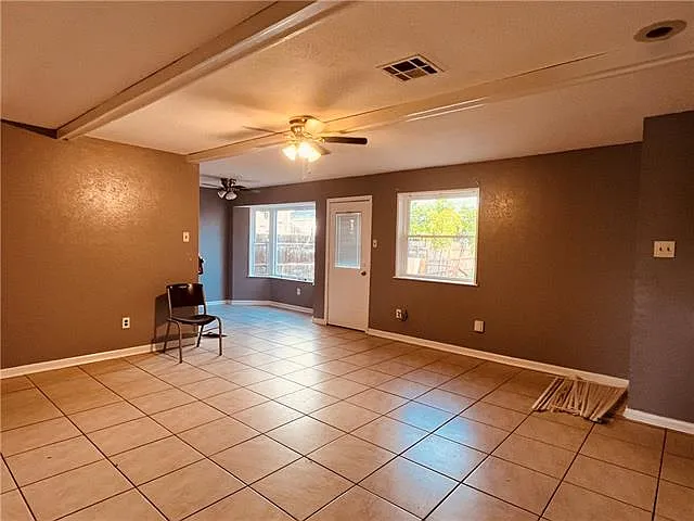 2209 Hampton Dr — Photo 3
