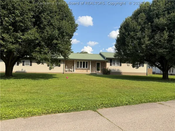 773 University Ln, Point Pleasant, WV 25550