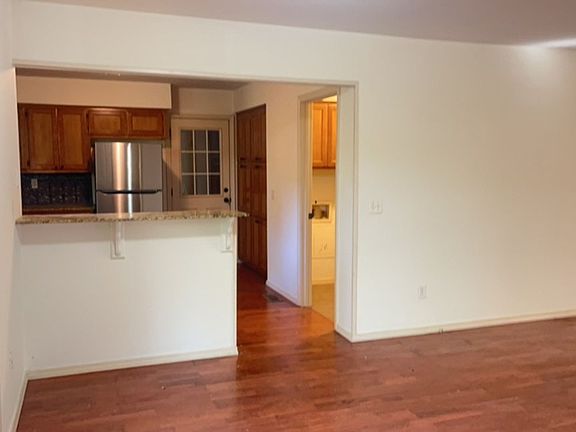 4th image of 10 Evans Ln