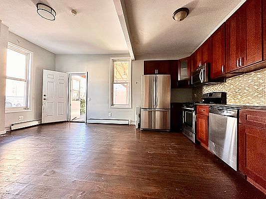 4th image of 376 Palmetto St #2
