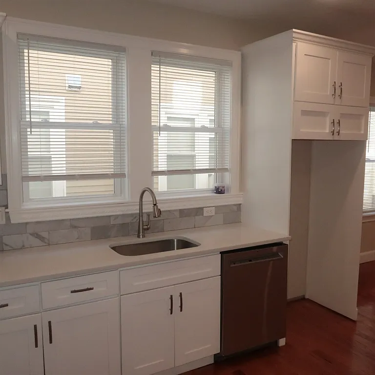 3 bed, 1.0 bath, 800 sqft, $3,000 — Photo 4