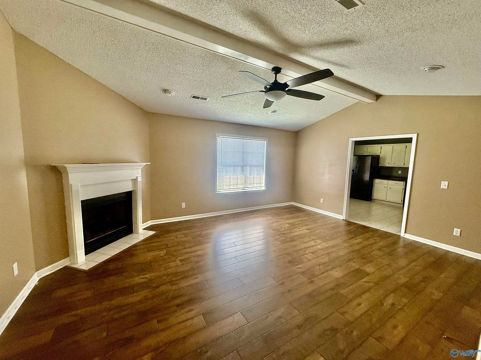 3 bed, 2.0 bath, 1200 sqft, $1,350 — Photo 2