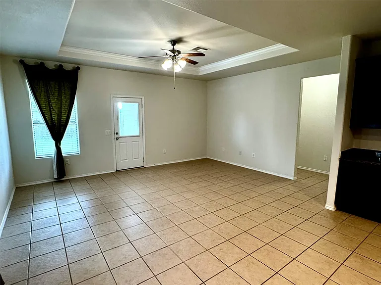1331 S Maple Dr — Photo 12