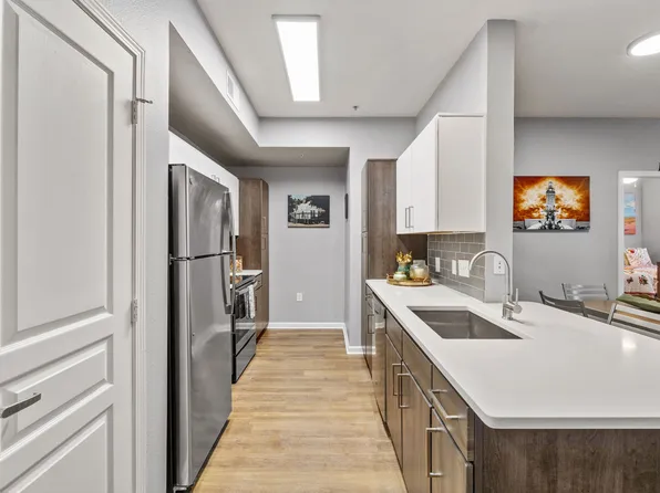 1883 at Cameron House (Student Housing - Rent by the Bed)