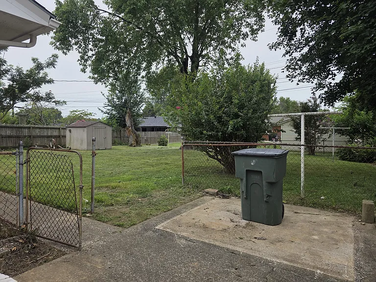 842 Parkway Dr — Photo 3