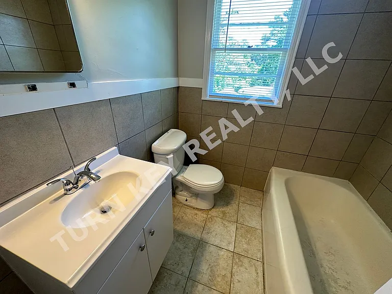 2228 5th St NE — Photo 5