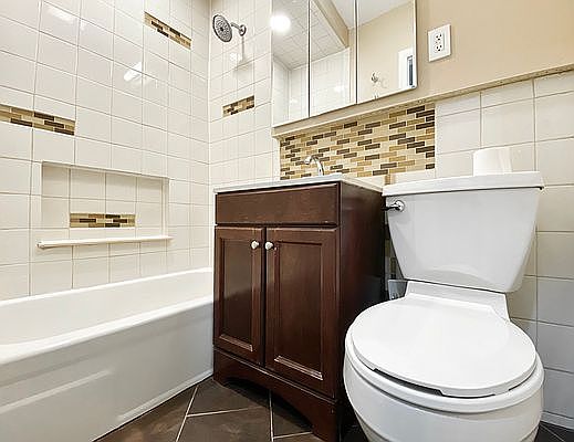 5th image of 354 W 38th St APT 5E
