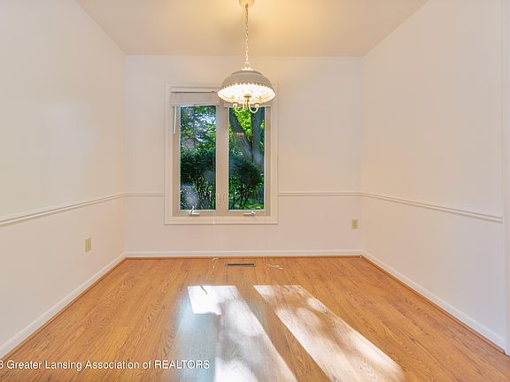 5th image of 1008 Grenoble Cir