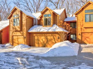 7067 Oak Brook Dr, Urbandale, IA 50322