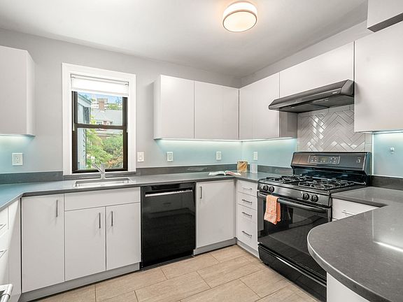 3rd image of 618 Washington St Unit 618