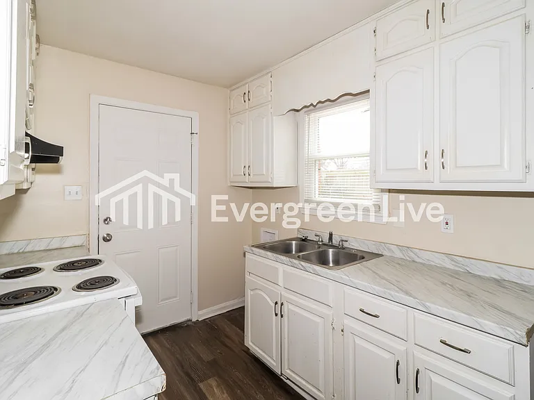 4053 Chippewa Rd — Photo 4