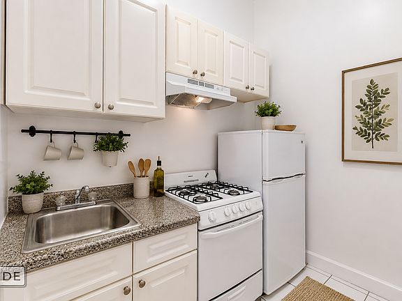 2nd image of 159 E 55th St APT 4A