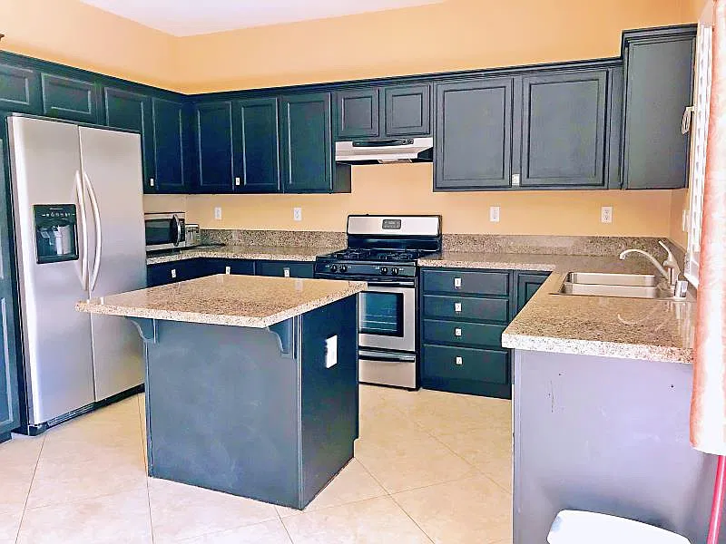 5 bed, 2389 sqft, $620 — Photo 3
