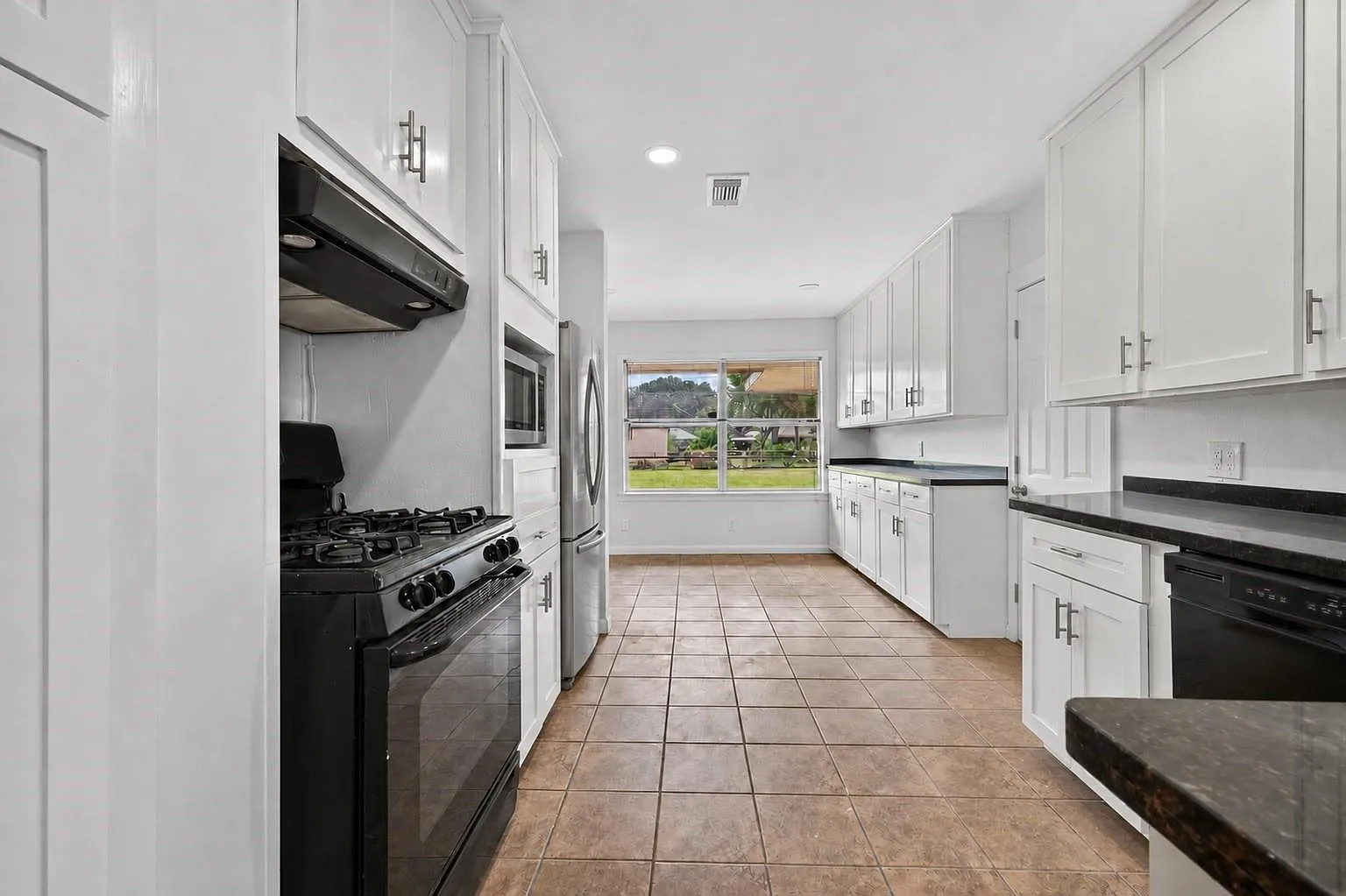 3 bed, 2.0 bath, 1644 sqft, $2,300 — Photo 3