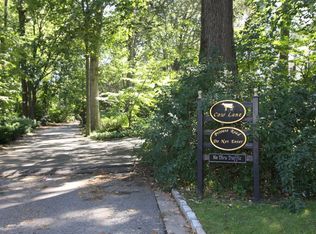 28 Cow Ln, Great Neck, NY 11024