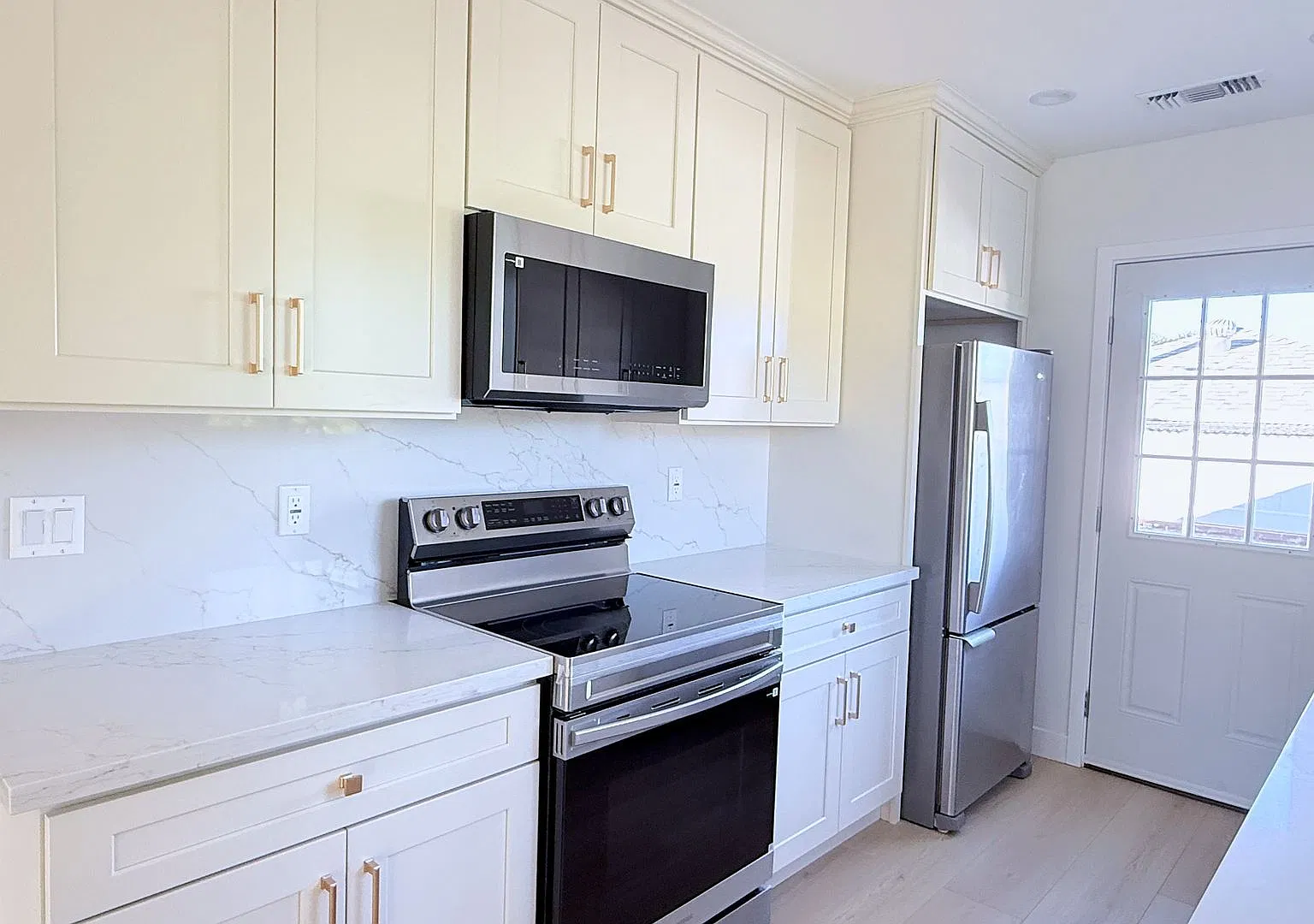 Bright, Fully Renovated 1BD/1BA with Vaulted Ceilings, In-Unit Laundry & Private Patio — Photo 3