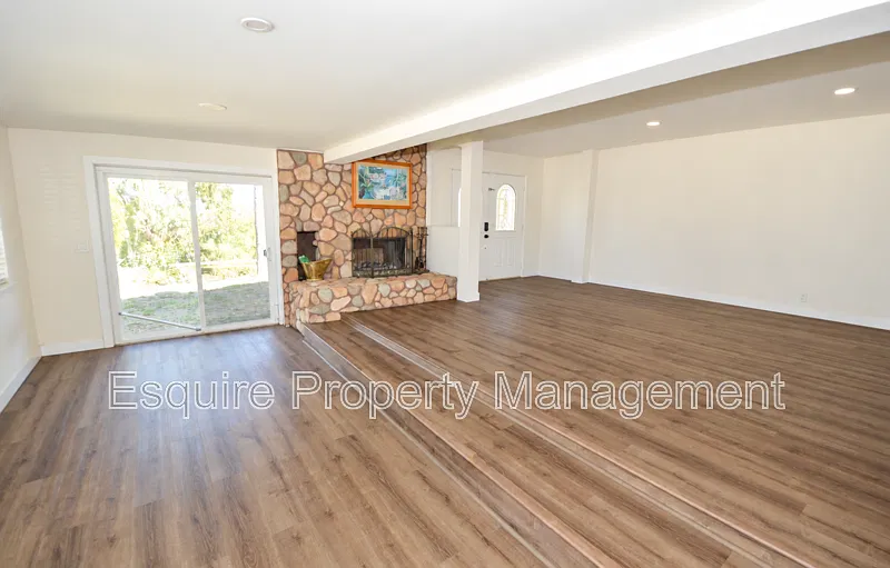3 bed, 3.0 bath, 2900 sqft, $5,495 — Photo 3