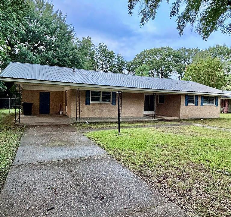 1st image of 410 S Rebecca Dr