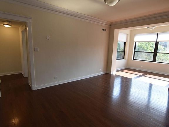 5th image of 3802 N Pine Grove Ave APT 1