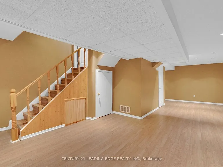 7166 Sandhurst Dr — Photo 31