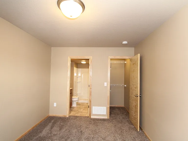 233 Woodfield Ct — Photo 13