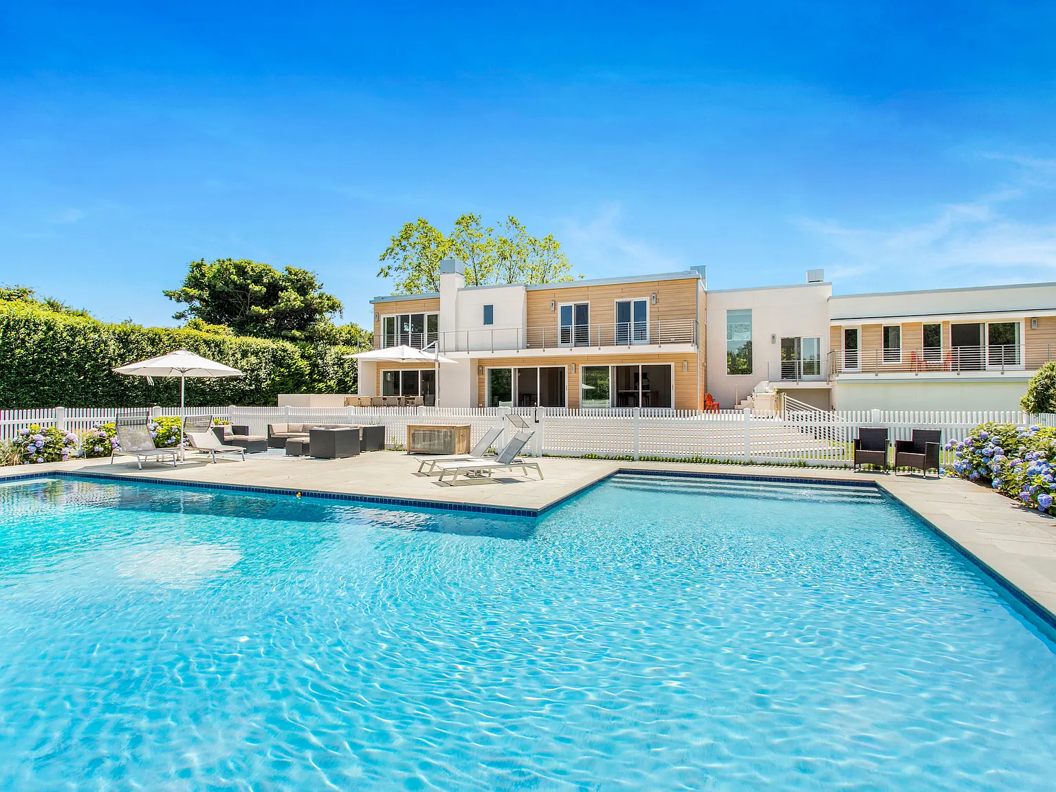 Elegantly Renovated Sagaponack South — Photo 1