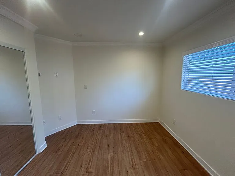 648 W Howard St — Photo 14