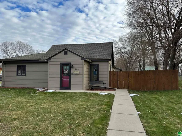 223 Washington St, Vermillion, SD 57069