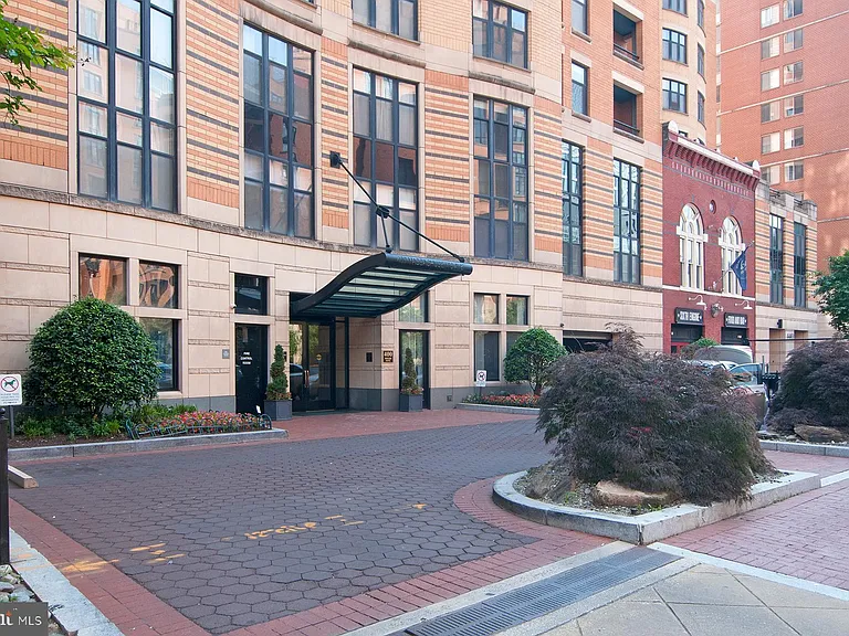 400 Massachusetts Ave NW #820 — Photo 3
