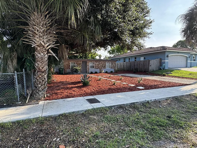 2881 NW 11th Pl — Photo 2