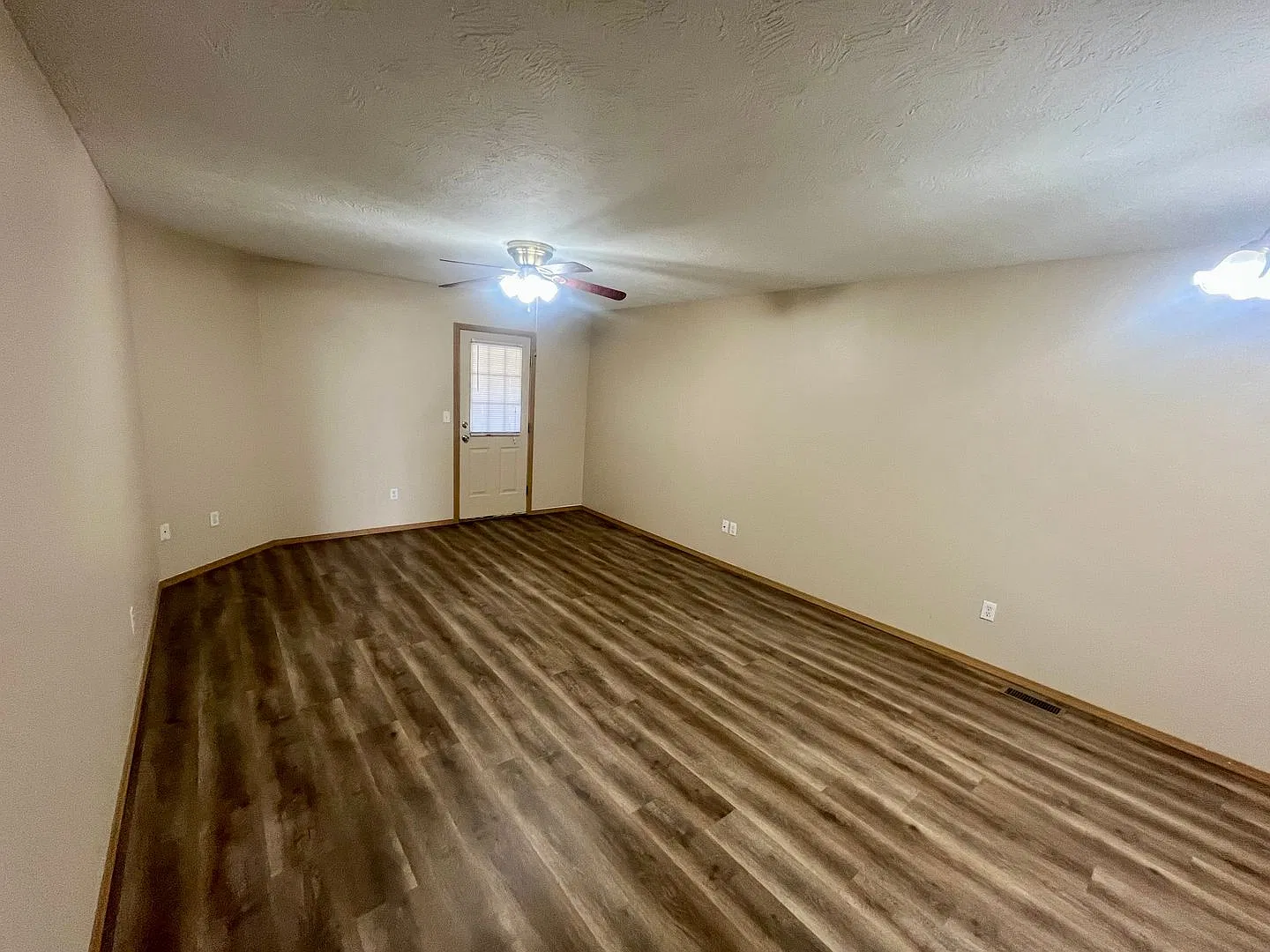 Updated 2 bed 2 bath duplex in Fordland! Available now! — Photo 2