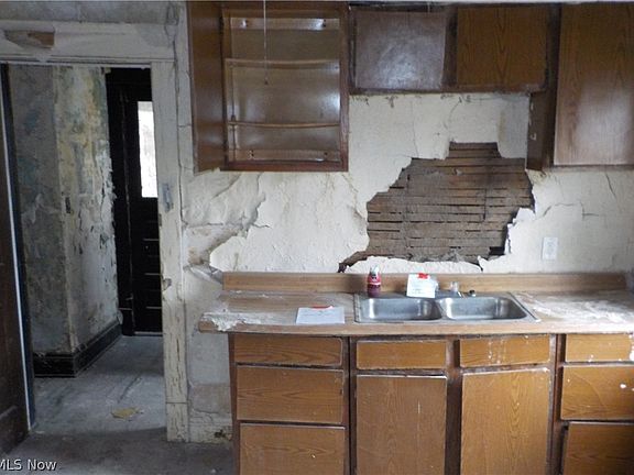 4th image of 9916-9918 Stoughton Ave