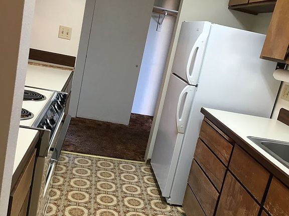 5th image of 254 NE Birch Ave APT D