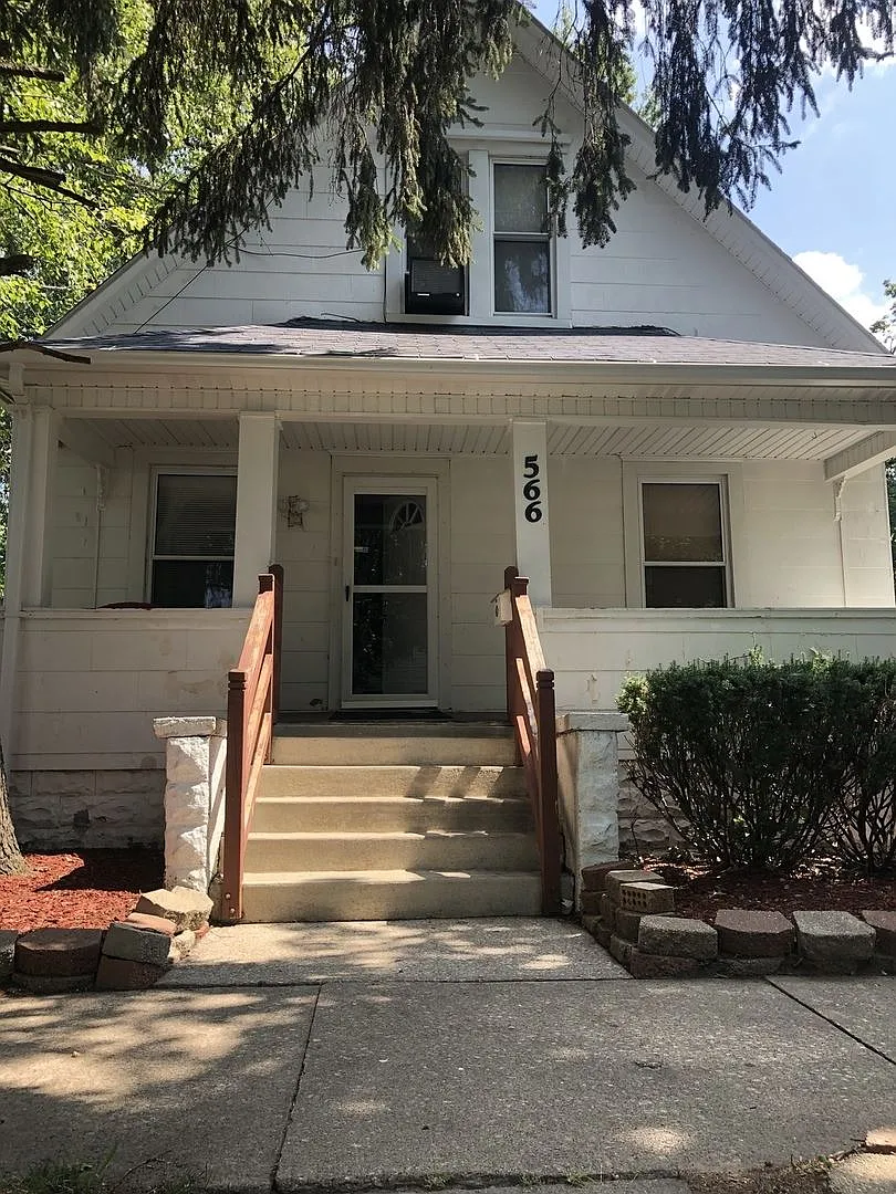 566 S Elm Ave photo 1