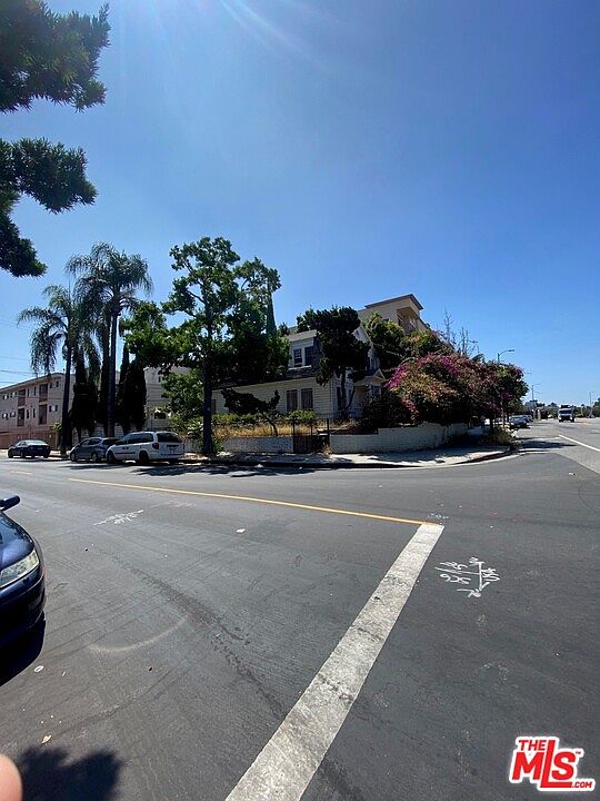 2nd image of 950 S Wilton Pl