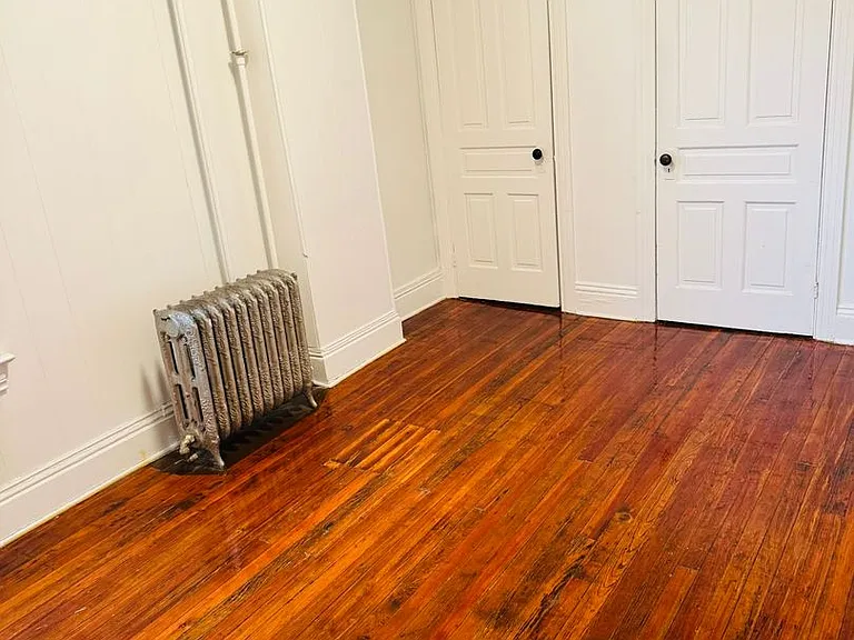 643 W Princess St #2 — Photo 4