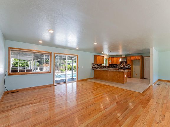 5th image of 1020 Maple Avenue