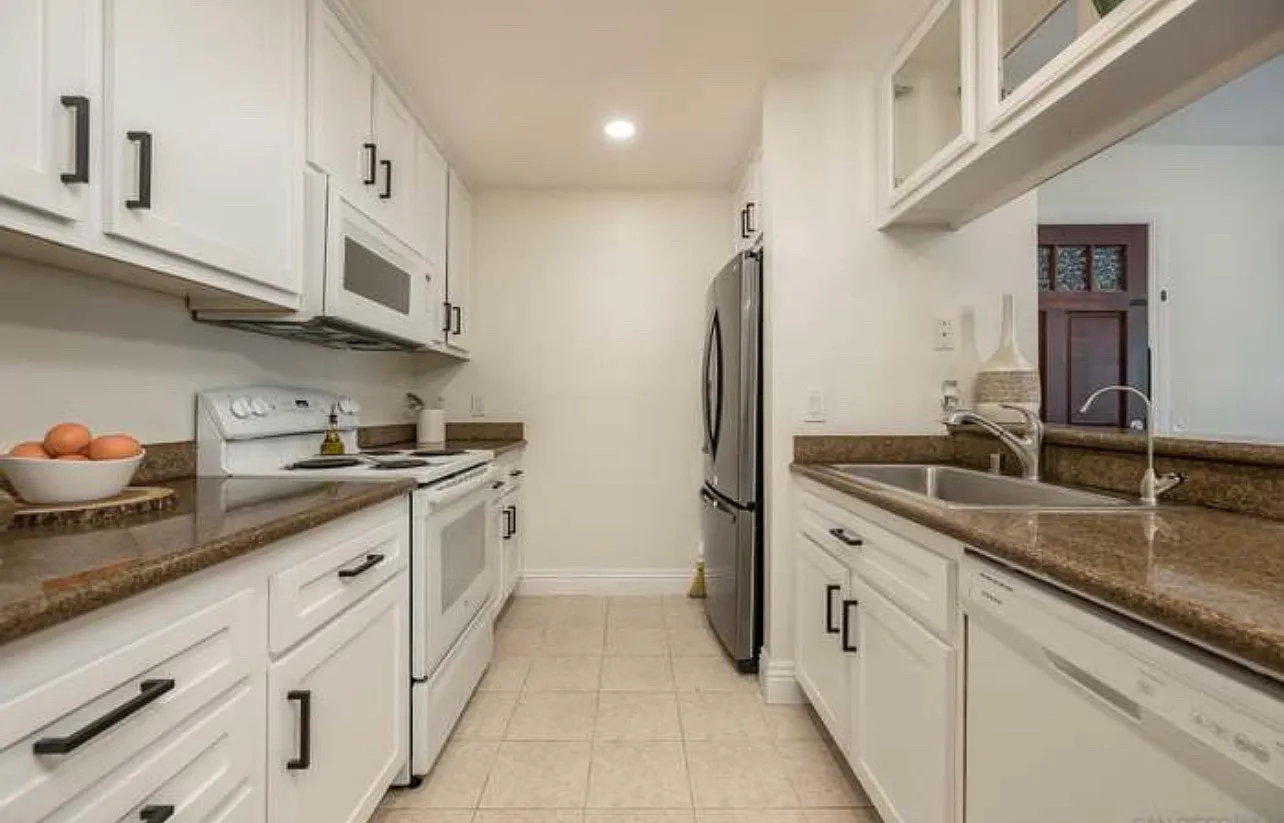 2 bed, 921 sqft, $2,700 — Photo 4