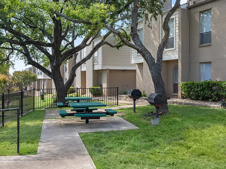 Chevy Chase Apartments — Photo 27