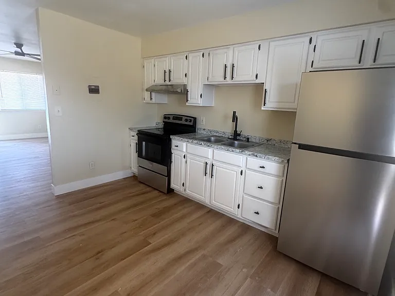 490 W Commercial Ave — Photo 11