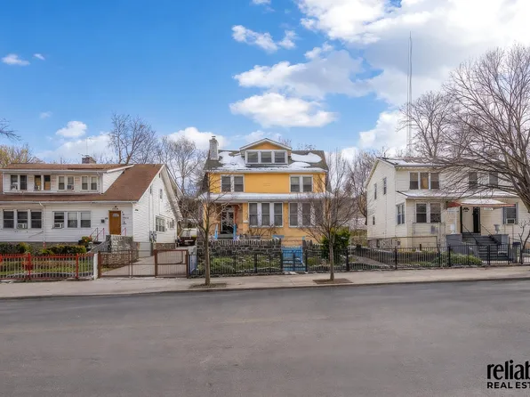 1862 University Avenue image 1 of 17