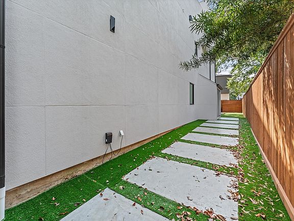 3rd image of 2135 Quenby St