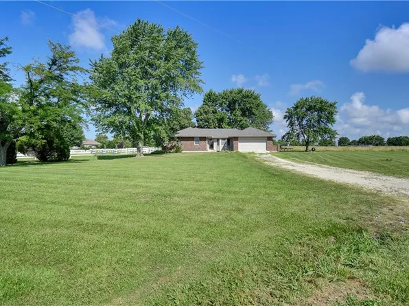 22284 Rosewood St, Bucyrus, KS 66013