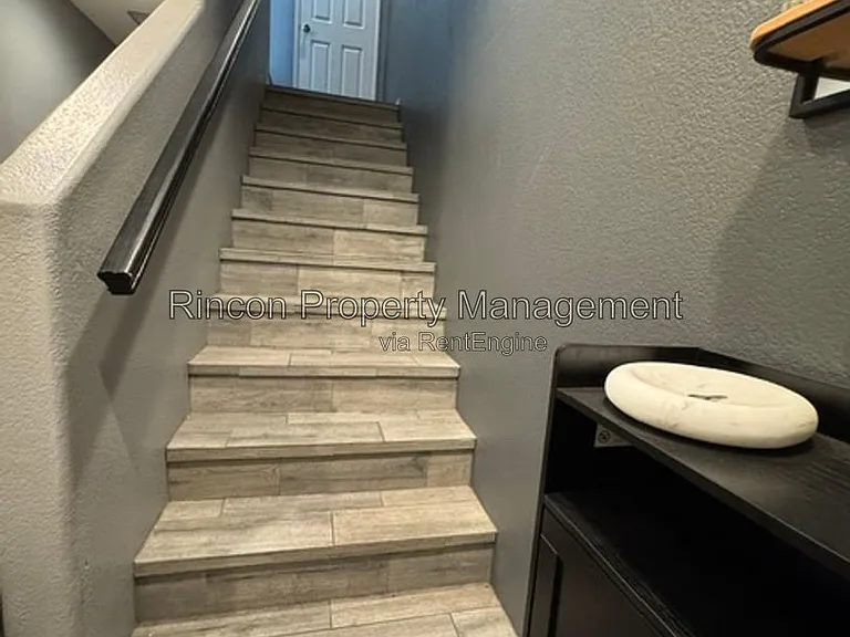 2333 Chapel Dr — Photo 6